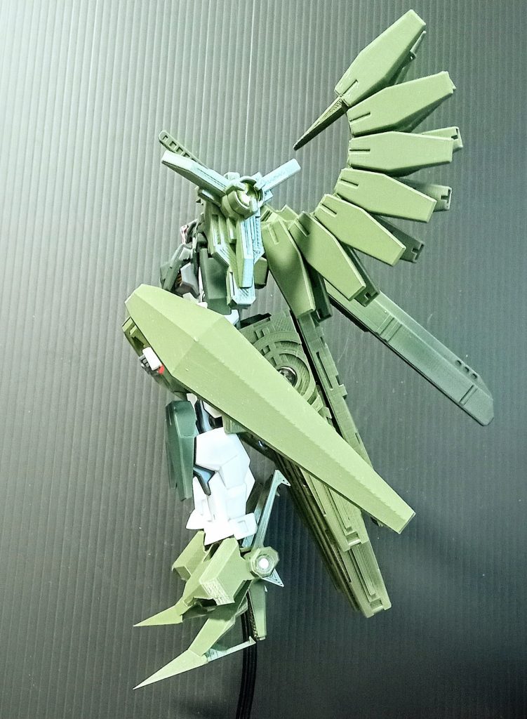 両肩と腰に太陽炉を3基装備しています。足はモーターヘッド風です。あとどの写真でも見えませんが、腰の左右にも武装を付けてるんですが、すっかり忘れてて、どんなモノかも考えてませんでした。とりあえずビームショットガンとか？、いっそこれもビットにしようかな？