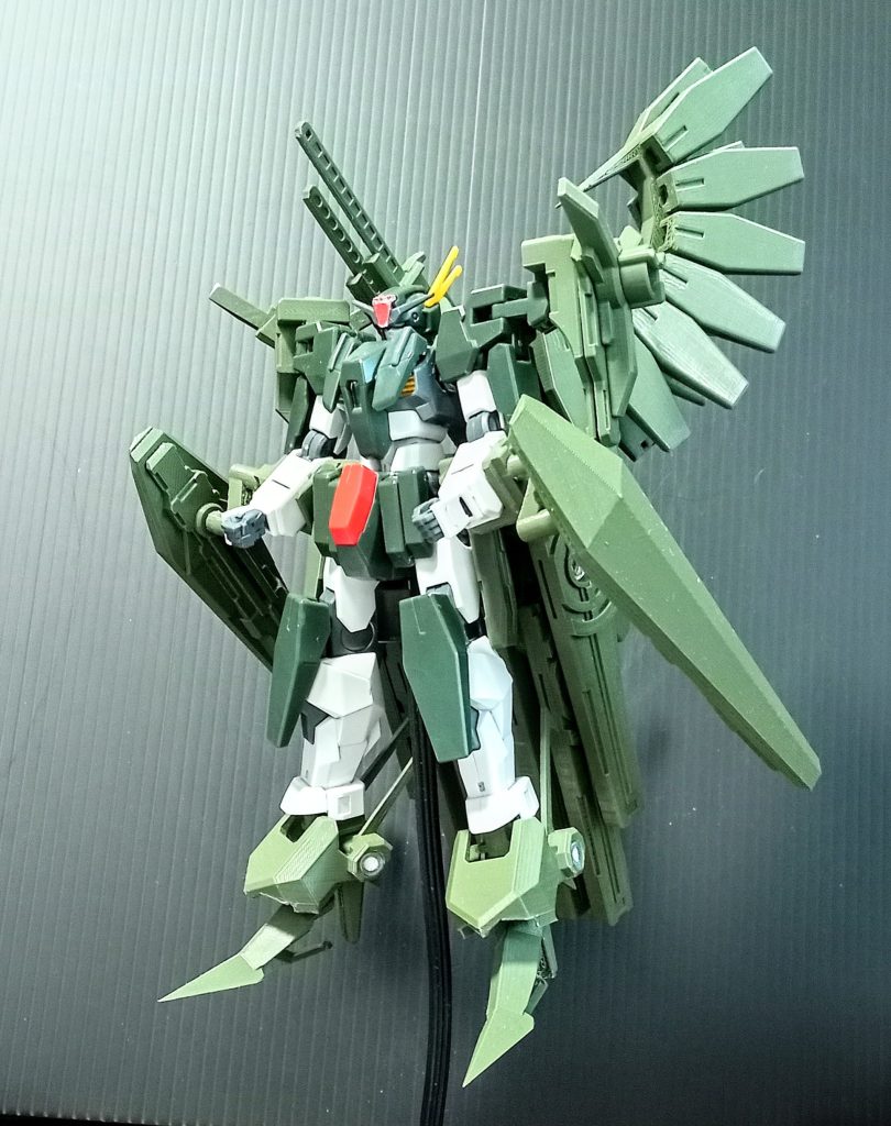 両腕に装備してるのは、大型シールドビット【GNアイギスビット】X2。攻撃と防御性能が、GNスクードビットより高くなってます。アイギスとはギリシャ神話に出てる盾で、英語だとイージスになります。 