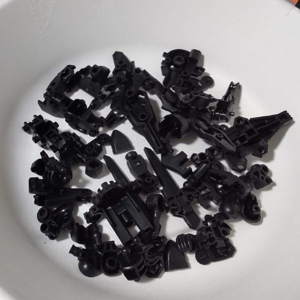 崩すことにした詰みプラを作っている途中です。パーツを全てランナーから切り出してゲート跡の処理をしました。YouTubeで見つけたV字のアンテナのシャープ化をやってみたのですが、普通よりもかっこよくなった感じがして満足です。この後は切り出したパーツを少しだけ塗装して組み立てていきたいと思います。（1枚目）