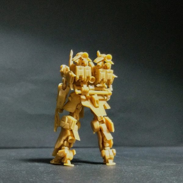 関節のアルミ線による可動化と各部取付け位置の変更でプロポーション調整しました。次は塗装になります🤣（3枚目）