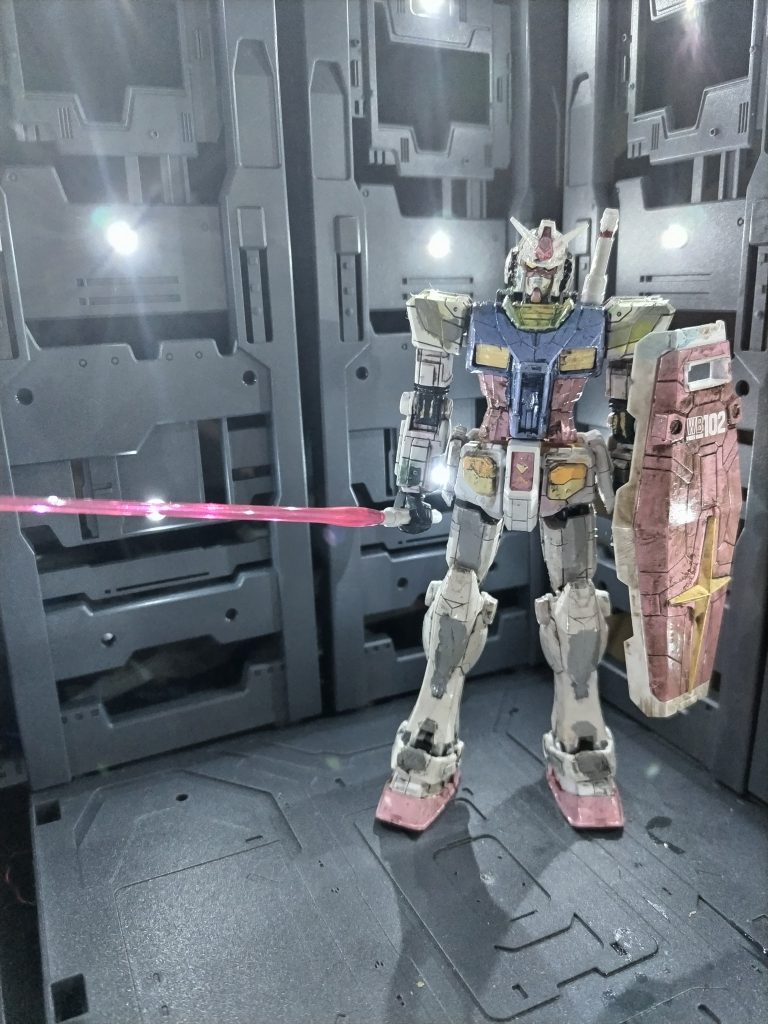 今の「流行り」はビームサーベルらしいので（GQuuuuuuX調べ）、HG~ビーム刃を借りました。