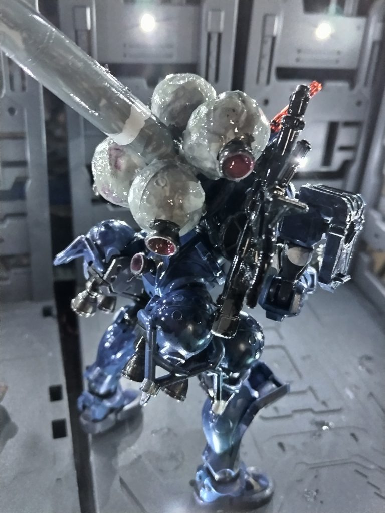 バックパックのタンクは、規格化されているだろうと考えて、脚部のタンクを組み立て前にお湯◎とエポパテで複製しました。センターのプロペラントタンクは、1/72の戦闘機の増槽です。ザクマシンガンは、採用されなかった設定?をツイッターで見たので真似しようとしましたが、諸般の事情で上下逆にしました。