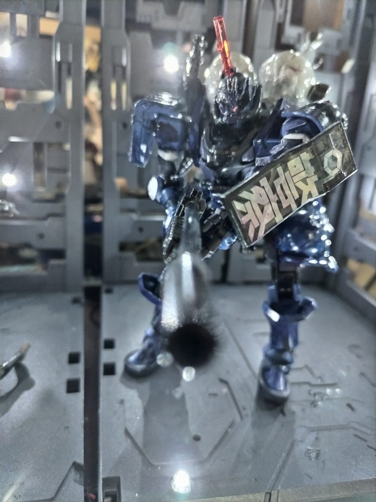 「軍警だ!動くな!!」