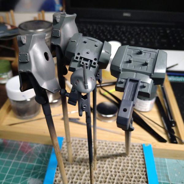 HGUCザクⅡ(ガルマザク )を製作中。調色した水性サーフェイサー、ダークグレーの塗装が終わりました。いつもなら、基本色1回目の塗装に入りますが、今回は下地を追加して、グリーングレーを薄めに塗装。この上から基本色の塗装に入ります!