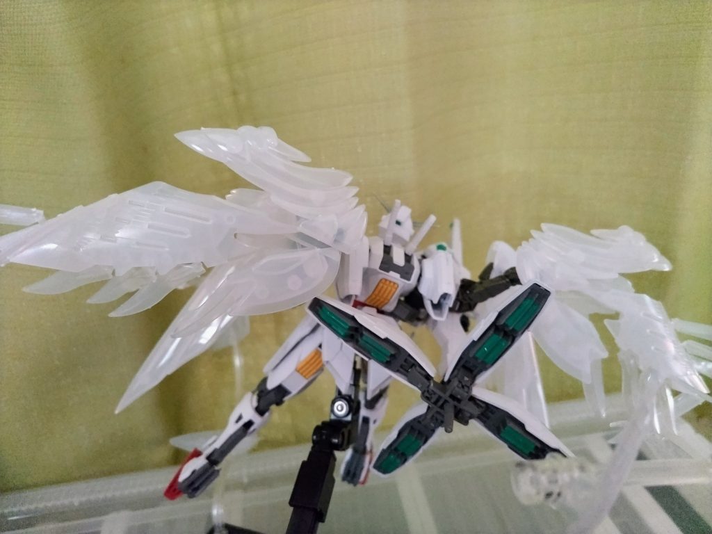 後方。ウイングガンダムゼロEWは素組みを部品取りで購入して、羽だけむしりました。