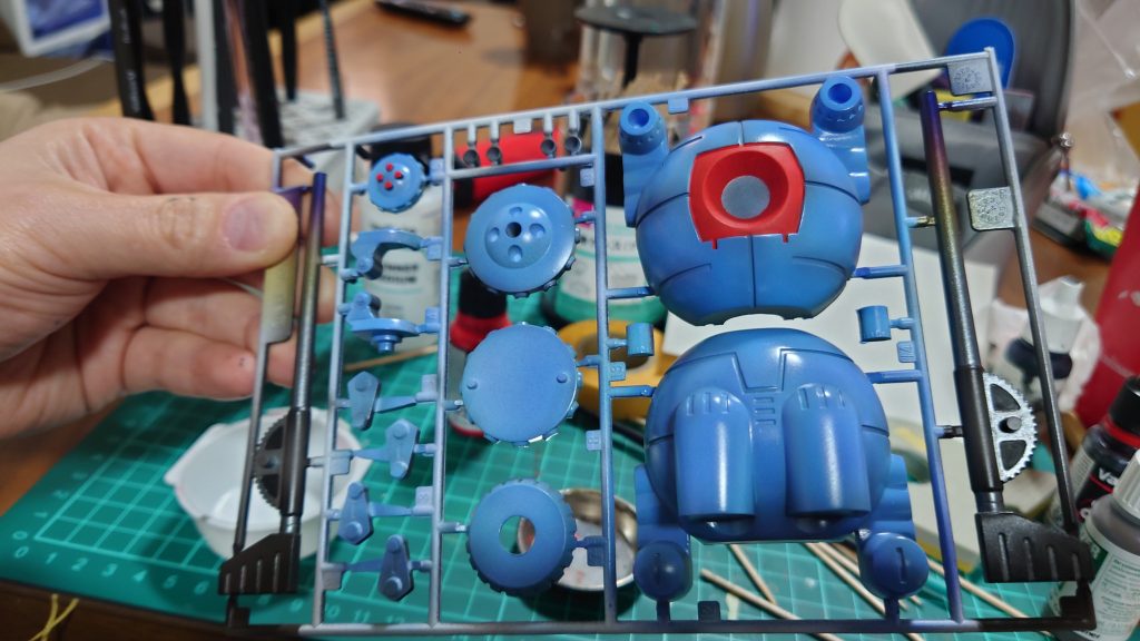 1色ごと丁寧に光沢クリアを吹いてセーブポイントを作っていったので、一番厚いところで10回ほどかかっています。後で磨き作業が気軽にできました。