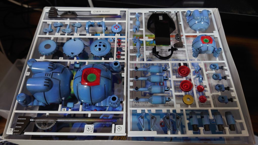 最初はパッケージ絵も入れたものにしようと思いましたが、ぐちゃぐちゃに見えるので簡素に芸術性を高めてみました。大人かっこいいと言うやつです。