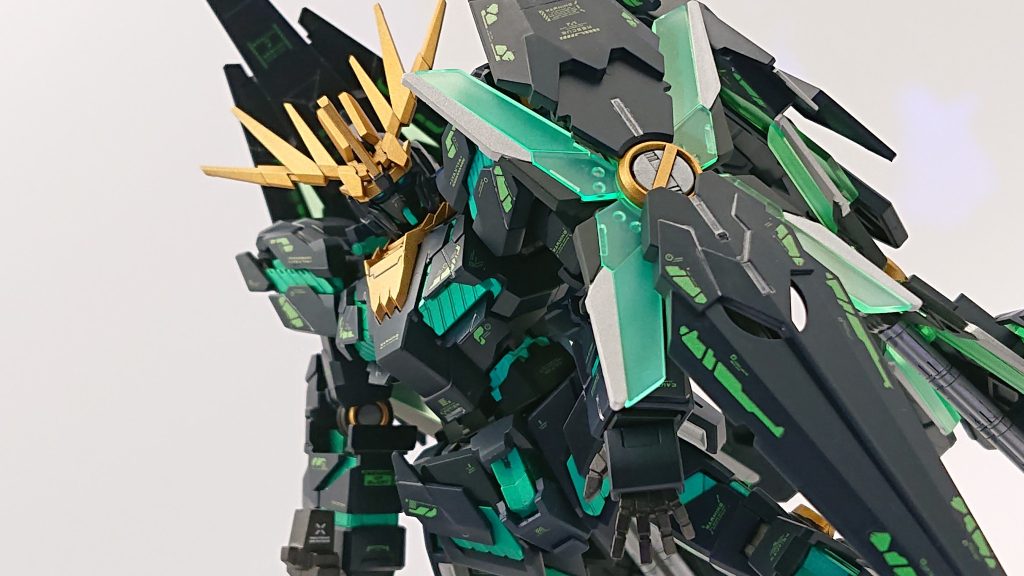 盾が大きいので２つ背中に装着させると後ろに倒れるのでアクションベースを使用し飾っています。