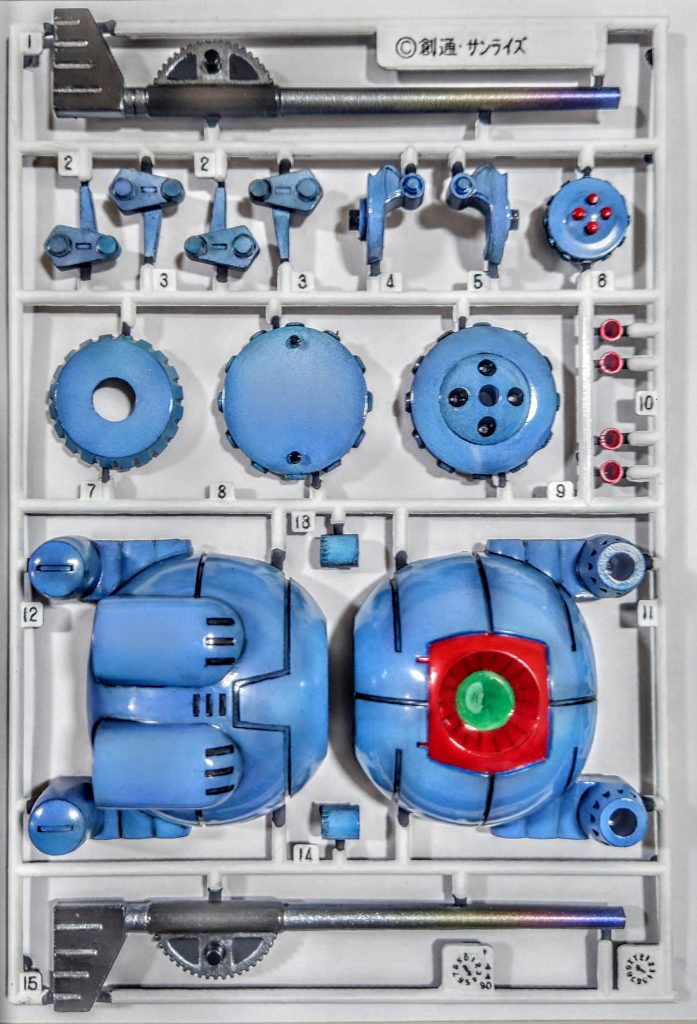 本体は光沢仕上げ、ランナーやゲート、バリ等は黒のつや消しで塗装しています。ボールの目(?)は、グラデーションでパッケージ絵を再現しています。エアブラシと筆塗りの使い分けは選択肢として腕が試されるところでした。