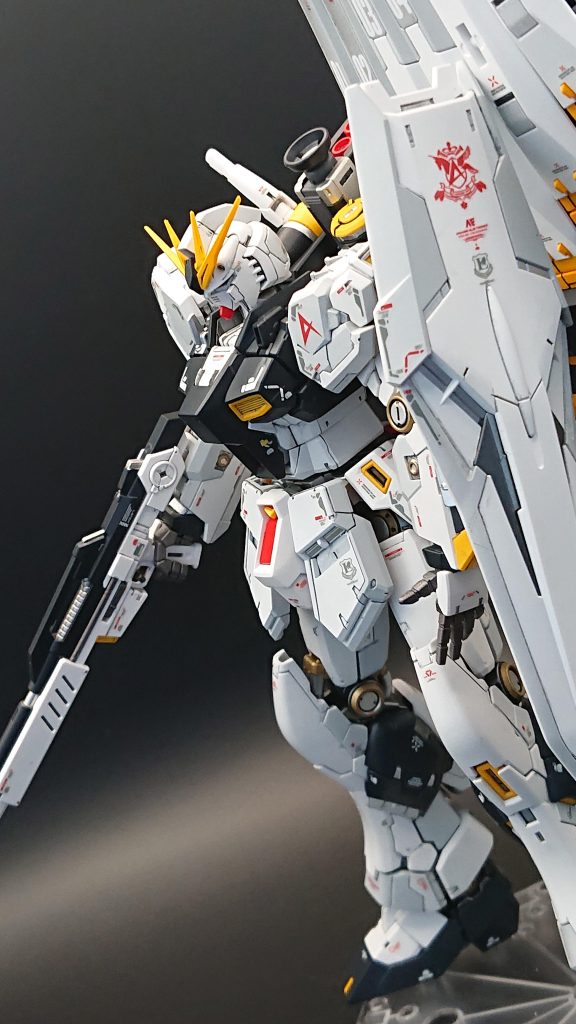 何枚も撮影し、気に入った画像です。撮影もポーズもなんとか上達したいのですが、壊れそうであまり動かせないです。RGサザビーも作ったのですが、右肩の付け根を折って以来トラウマです。