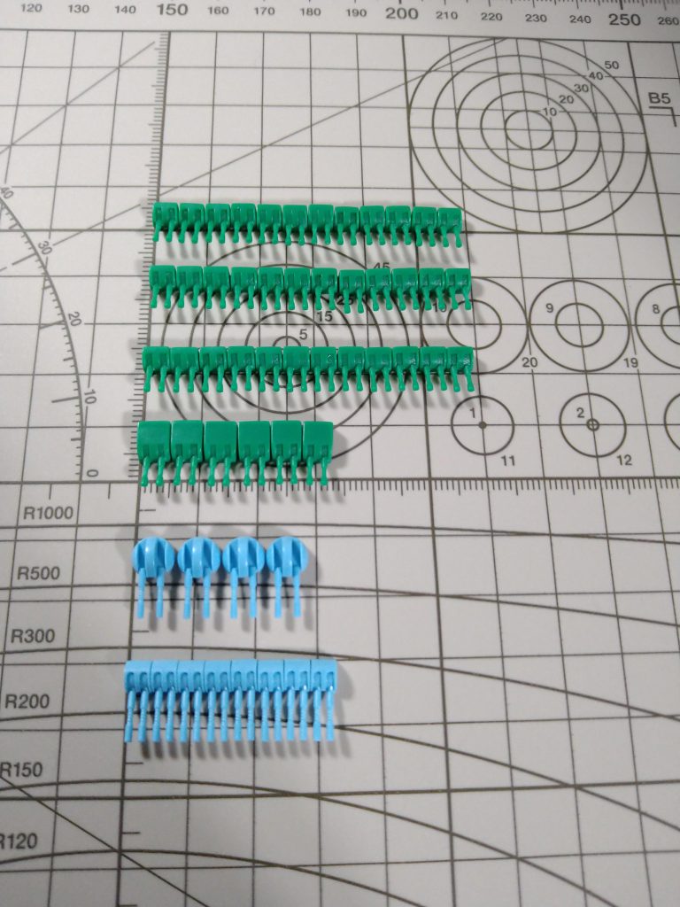 マゼラン3隻分、サラミス2隻分の機銃たち。これら全てのパーティングラインを消すのはホントに大変でした😅(しかも旧キットなので、バリもまあまあで😭)やっと終わった記念に、キレイに並べて写真を取ったものの、次はこの全ての銃口を0.6mmピンバイスで開口予定😱そう我に返った瞬間に心がポキッと折れ、グフを手に取ったそうな。。。グチ混じりの近況報告にお付き合い頂き、ありがとうございます🙇