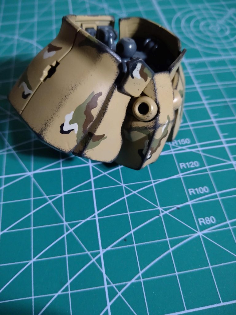 スポンジチッピング中心で塗膜剥げ表現。普通のカドは簡単なんですが、丸みのあるカドは中々納得のいく仕上がりにならず、思った以上に苦労。全身を1〜2日で済むかとナメてたら、6〜7日もかかりました😱