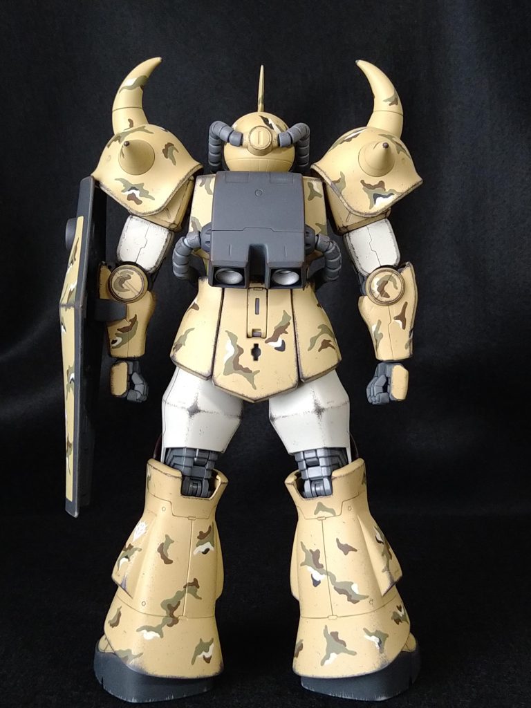 後。ヒートロッドを諦めた事でスッキリした私は、塗装プランを考え始めました。過去作でグフを砂漠迷彩にした時は、明確なお手本(元ネタは北アフリカ)がありそれを少しだけアレンジしたので楽でしたが、今回は。。。・中央アジアな雰囲気にしたい(考証なし😆)・(案外使わない)カーキ色を是非使いたい・オリジナルな模様にしたいといった辺りをこだわってみました。本作の模様の特徴としては、破片迷彩ほどシャープ過ぎず、雲形迷彩よりはシャープに、またせっかくの砂漠想定なので、白と黒でちょっぴりチョコチップ風味を効かせてます。砂漠想定なので、模様の描き込みも普段よりは二割引きくらいでスッキリ仕上げました。