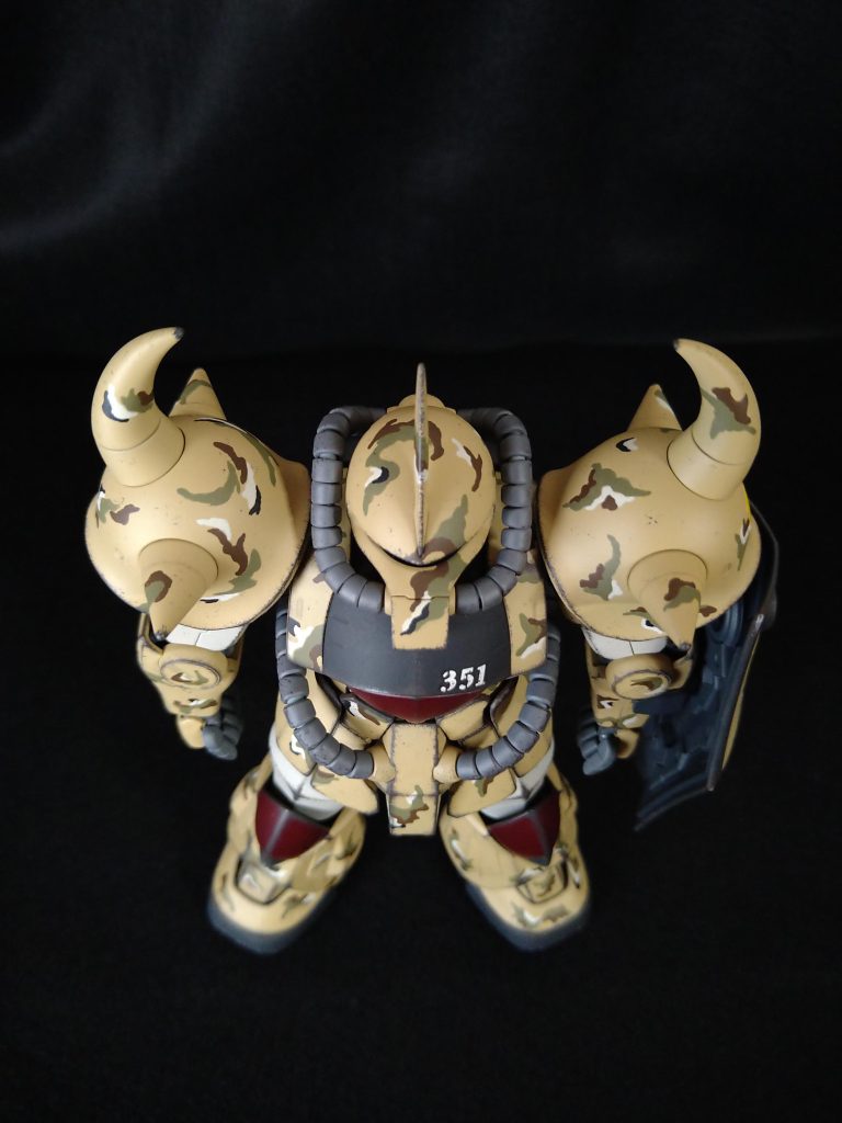 上。塗装が済むと次は汚しですが、砂漠なので錆びや泥はあまり入れず、その代わりに吹きすさぶ砂塵での塗膜剥げを重視しました。割と繊細に色んなトコをチッピングしてますので、色んな画像を拡大して下さると喜びます😁