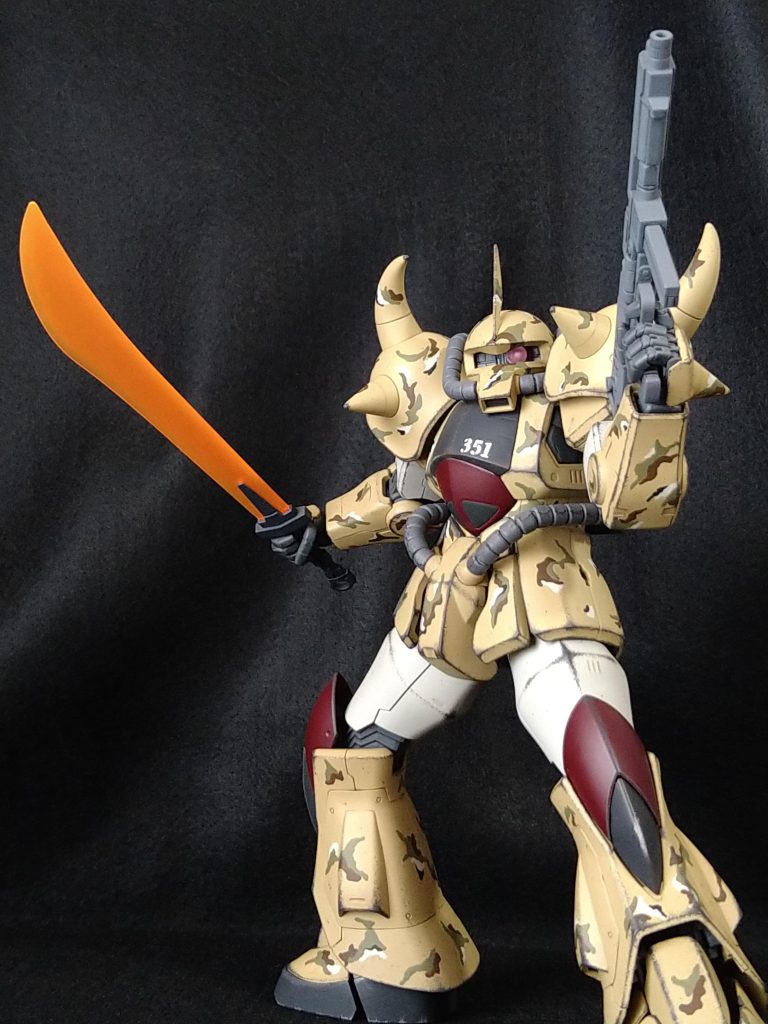 ヒートサーベルとマシンガン(ドムの)両手持ち。やっぱり人型兵器なので、装備はマニピュレータで持つのがサマになりますね😊