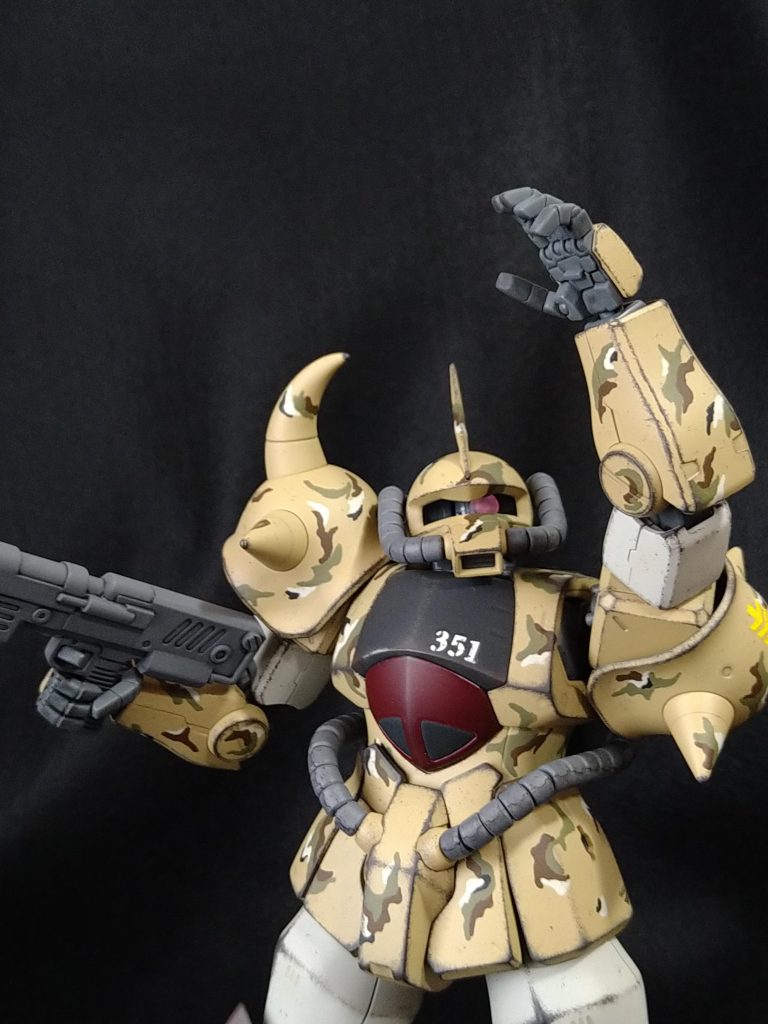 空陸連携作戦をイメージしたひとコマ。余談ですが、このマシンガンはドムのヤツなんですけど、たい焼き並みに見事なモナカ割りで😅メンドくさくてずっと放置していましたが、グフA型には似合うだろうと自分に言い聞かせ、この度ようやく作ってあげる事が出来ました😁