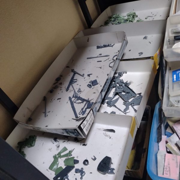 取り敢えず、まだ大雑把ですが😄パーツを大まかに仕分けしました！やはりパーツカットしながら思いましたが！これはいつものガンプラじゃ無いと思いました！😄やっぱり最初に思った通りタミヤのミリタリー系キットに少し近い感じがしました！😀最初に箱絵見て直感でこれは下手にスジ彫り入れたりオリジナリティ等を強調すると駄作になると思いましたので！やはりこのキットは真面目に普通に製作する事が一番だと今のところ思ってます😄それにカットしていて思いましたが各箇所それぞれモールドもキッチリ入っていて元よりそれにスジ彫りなど上乗せする様な隙も無いです！😄ガンプラなんだけどガンプラと思わずミリタリー系のスケールモデル作る感じでやらないとこのキットの魅力を引き出せないだろうなぁと思ってます！😀