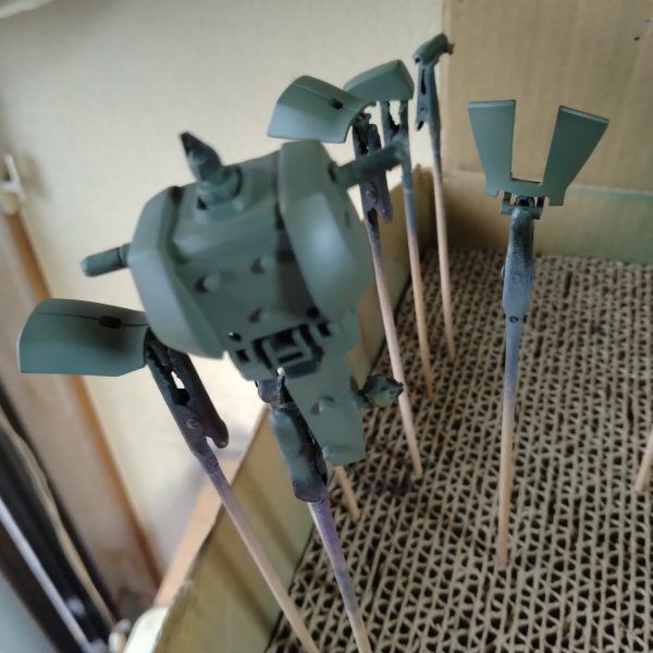 次は濃ゆい方のグリーンと手足と他のパーツを塗装しました！😄残りは武器、フレーム、戦車です！まだちょっとかかっちゃいますね！😄戦車の塗料の調色もまだやってないので！😄今回は本体も戦車も武器もウェザリングする予定で塗装するので！取り敢えず自分の考えたイメージで突き進みます😄😄と、言いつつもここで一旦ストップして休憩します！続きは夜からやろうと思いますが、次に始めたらエアブラシ塗装は全て終わらせます！😀（1枚目）