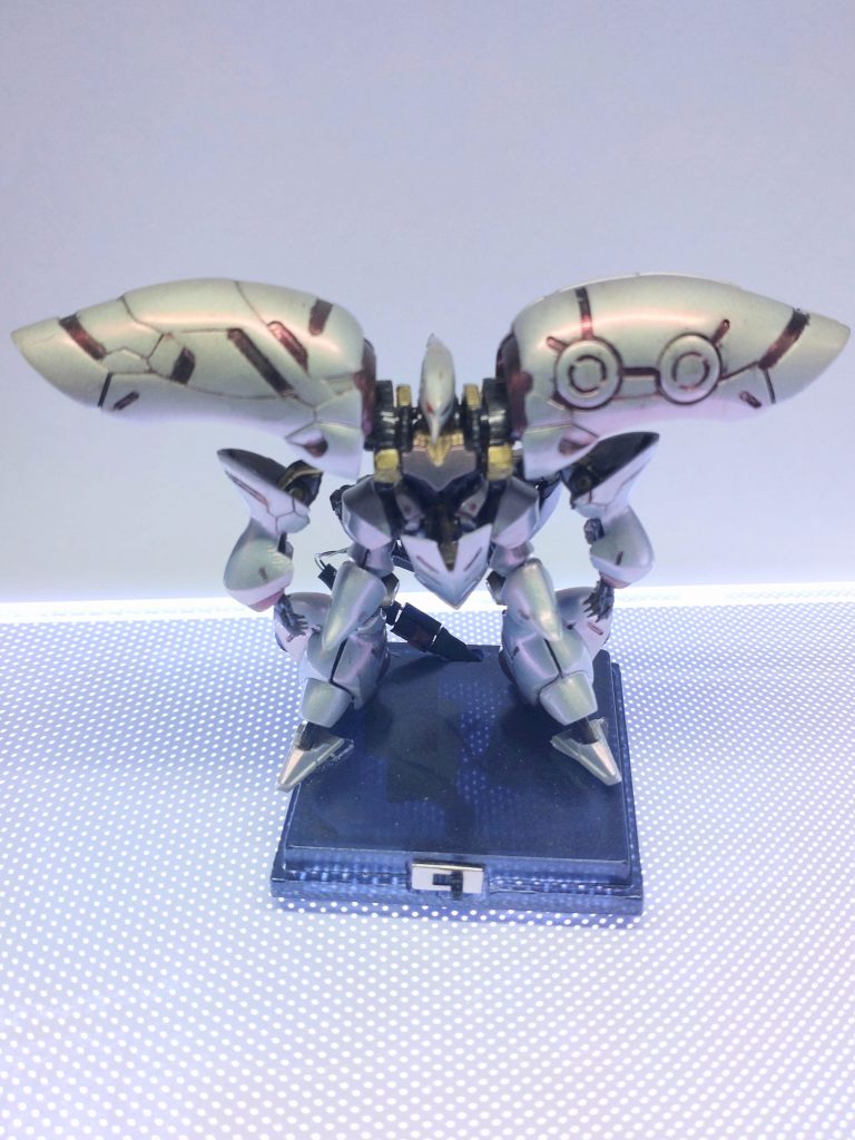 メイン装甲はシルバーサフ→Mr.クリスタルカラーのルビーレッド。フレームはガンメタサフ。後はチョコチョコと細部を筆塗り。モノアイには、ハイキューパーツのワンタッチLEDを仕込んでみました。いろんな人の作例を参考にしてみましたが、この辺が今の自分の限界でした。