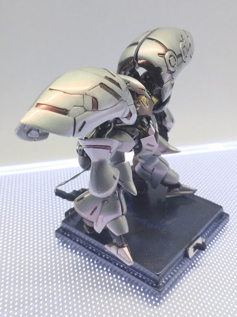 LEDの光漏れ対策の為に、当初は頭部内部を黒く塗ってたんですが、光漏れが凄くてシルバーに変更。とりあえず、見れる形になりました。