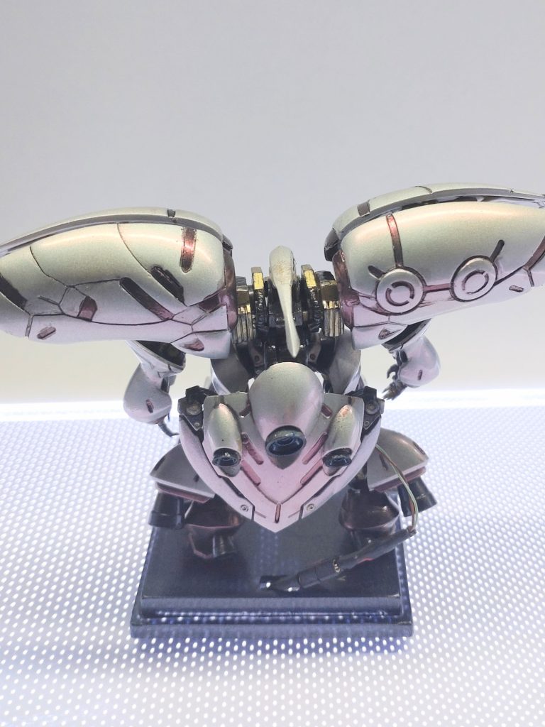 脚部とスカートにバーニアを追加。LEDの配線をもう少しどうにか見栄え良くしたかったのですが、妥協しました。