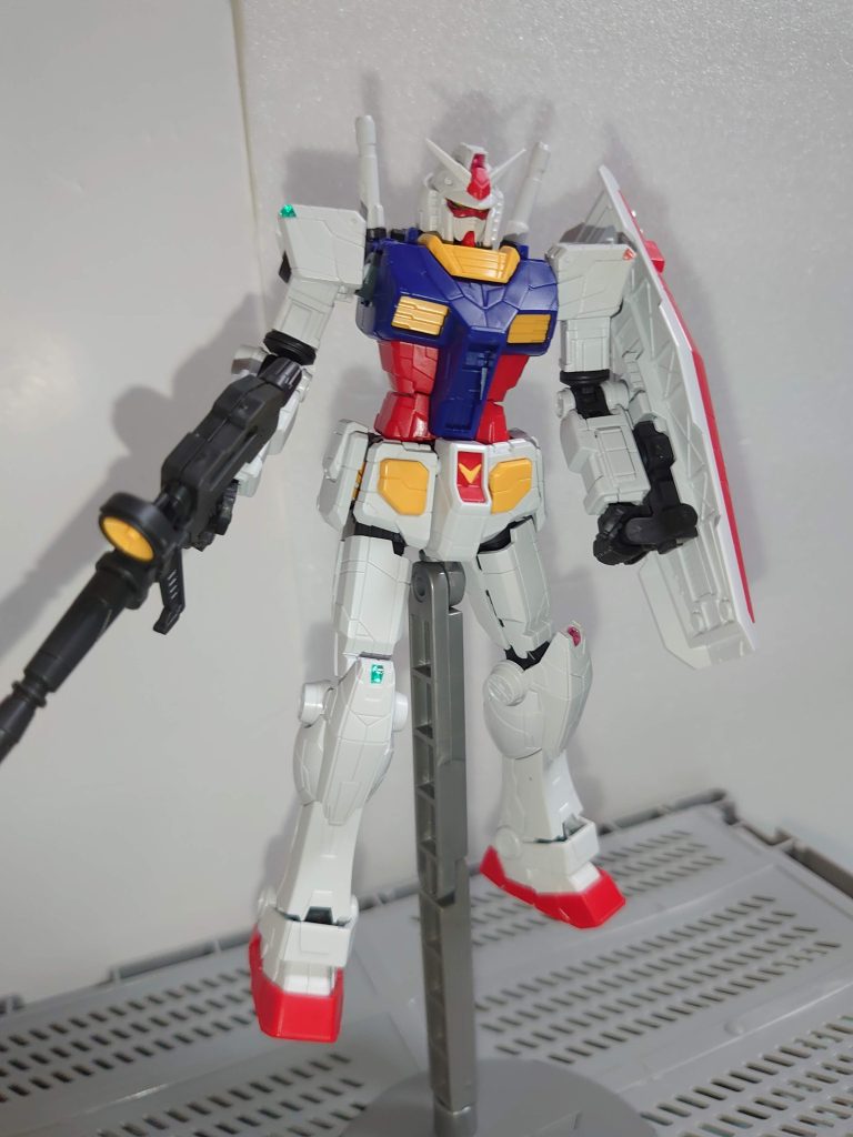 基本の横浜ガンダム。膝と肩の翼端灯は、モールド部分を削り込んでからホイルシールを貼って、UVレジンを落として固めてあります。