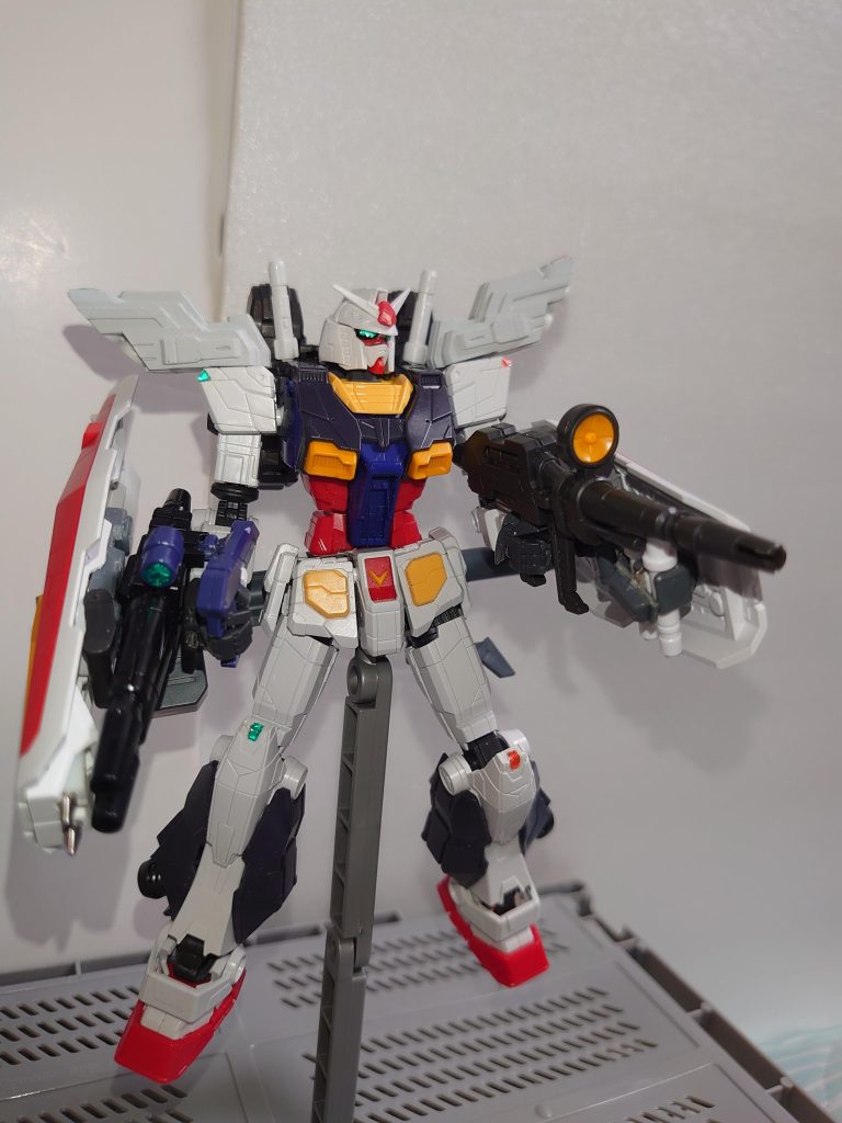 本命の高機動型ガンダム。横浜ガンダムが動いていた時のアトラクションで観た緑色のアイカメラに変更( 本当は青らしいんだけど、緑に見えたので)。基本の加工は前の二体と同じ。それに高機動型のアーマーにシールドを一枚追加。シールドの内側には二連ミサイルとビームサーベルを二本追加。肩にはプラ板とジャンクパーツで可動式バーニアを追加して、レッドウォーリア風味を少し追加。そこにも翼端灯を設置。