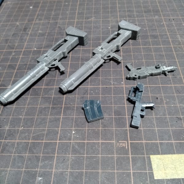 先に合わせ目出来るものを考えましたが武器類くらいしかありませんでした😄と、言いながら実はゲート処理が終わってから即に武器類の合わせ目処理は終わってたのですが😄どうも武器以外の合わせ目処理は塗装して組み立てながら途中に合わせ目処理を行なっていく流れになるみたいです！😀まぁ取り敢えずは切が良いのでここで一旦制作を終わりって！恐らく今晩、次からは塗装に入っていきます！😀