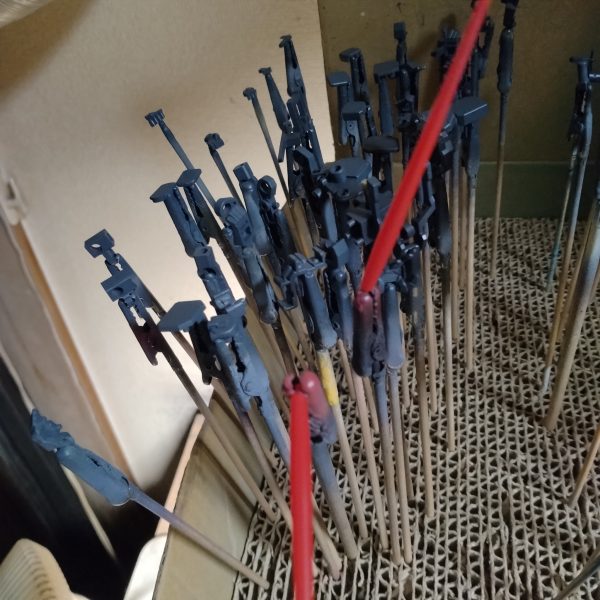 次はフレームと武器の塗装を終わらせました！これらも後からウェザリングつもりでの塗装です！😄次はガンダムの色物パーツの塗装して行きます！😀（1枚目）
