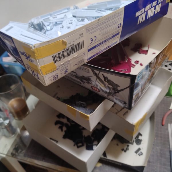 またまた長らく間を開けてしまいました！😄本日より進めて行こうと思います！まぁ今回はスジ彫りや加工等は一切しないので！一区切り一切区切りで画像アップして行きます！まぁ一仕事一眠り！見たいなペースで行きます！😄どうもまだ一動きしたら何故か無性に疲れてしまっていてちょっと自分でも困っちゃってます😅なので一仕事一眠り見たいな感じです！でも今回のフルアーマーから数キットは同じ様な製作になると思いますので！正に初心に戻ってキットを作る！絶好の機会です！😄色んなやり方や技術を覚えたりすると！必ずそれらを使いキットを作ると思うんです！なかなかそれらを覚えてながら何もしないで普通の作り方をする事って無いと思います！😄ある意味楽しい製作でもあります！ペースは遅いと思いますが必ず１日製作を前進して行きますので！😀