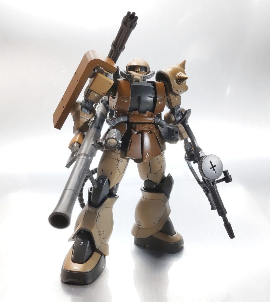 脇下の砲は手で持って構えるとイマイチパッとしないので片方は削除し残りも短くして持ち手はなしでフリーでバンバン発射できるものとして鎮座。モノアイはキラキラ部品？を装着。塗装配色はパッケージに似た感じで。デカール貼ってコーティングぐぅ？してないね！うん。なんかこの状態で満足して艶消しとかで表面均一な感じになっていないけど見た感じいいかなー的に止まってましたね。後日背中のキャノン砲含め何かするかも。 