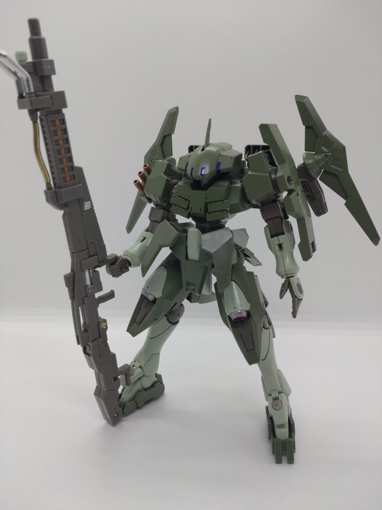 そしていつの間にか素組みが仕上がっていました・・・すいません、半分は冗談です💦でもこいつを汚したいと強烈に感じたのは本当です。カラーリングもデザインもミリタリー感に溢れ、汚す素材としては100点満点の逸材だと思います✨