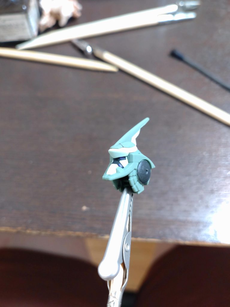 1番苦労したのはこのカメラアイの塗り分けですね。部分塗装としては、このカメラアイとバーニアしかしていません。この為に新しい面相筆買いました✨