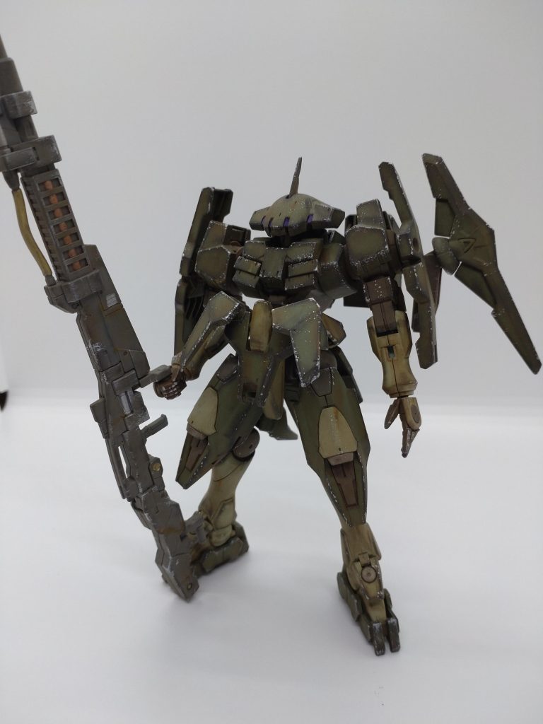 ウェザリングカラーのステインブラウンでウォッシング、各種ウェザリングマスター、リアルタッチマーカーで陰影や汚し加工、クロームシルバーでチッピングといつもの汚し加工を施した状態です。なんとなく朽ち果てた戦車のようにも見えます。