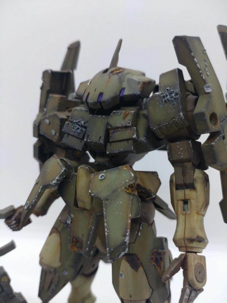 各種弾痕は、錆ているものとシルバーのものに分けることで新旧を区別。これによって戦い続けている、歴戦感を表現してみました。