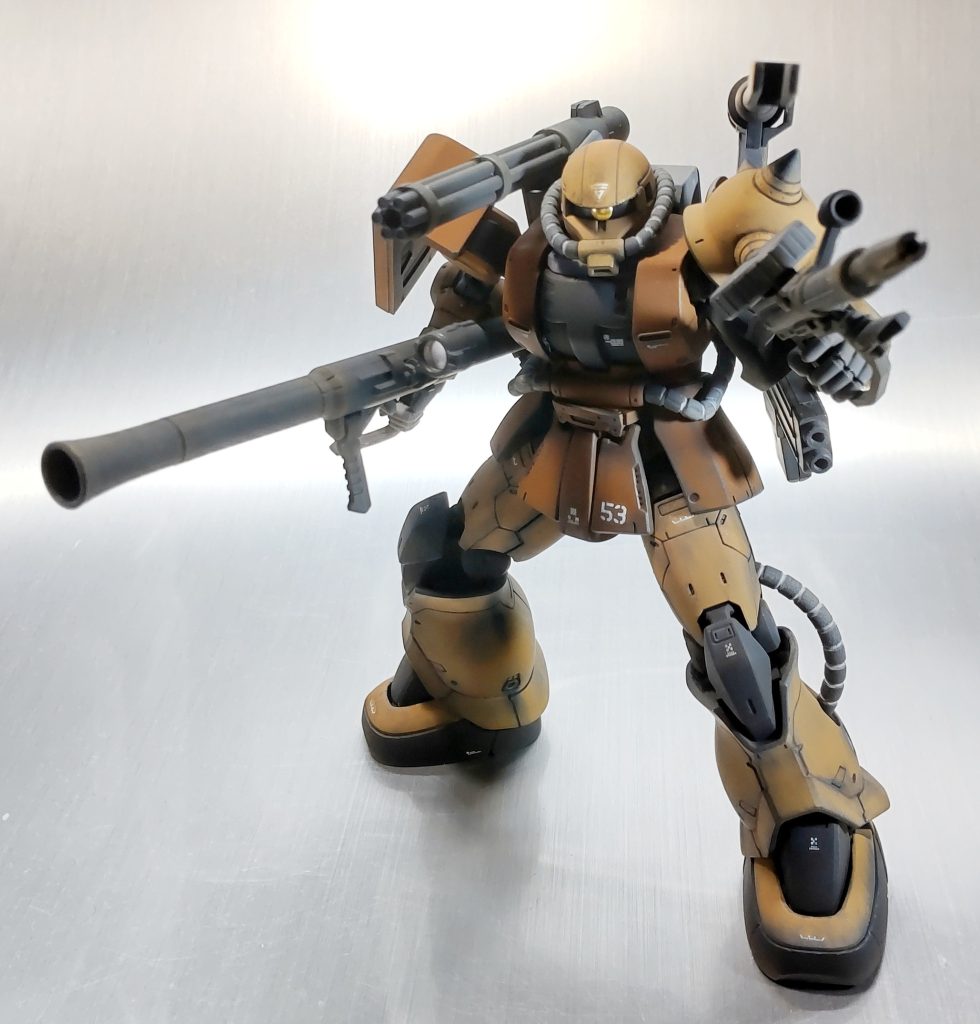 武装に関しては先回のハーフから背中の担ぎものにもう一つのキャノンを強引に装着。まっすぐの上下にしか動かないと動きの幅がないのでボールジョイントであちこち向けられます。相変わらず脇下の武装は目立ちませんね。。デカールちょっとだけ追加して汚してコーティングしてまたちょっと汚し入れて再度コーティングで完です。