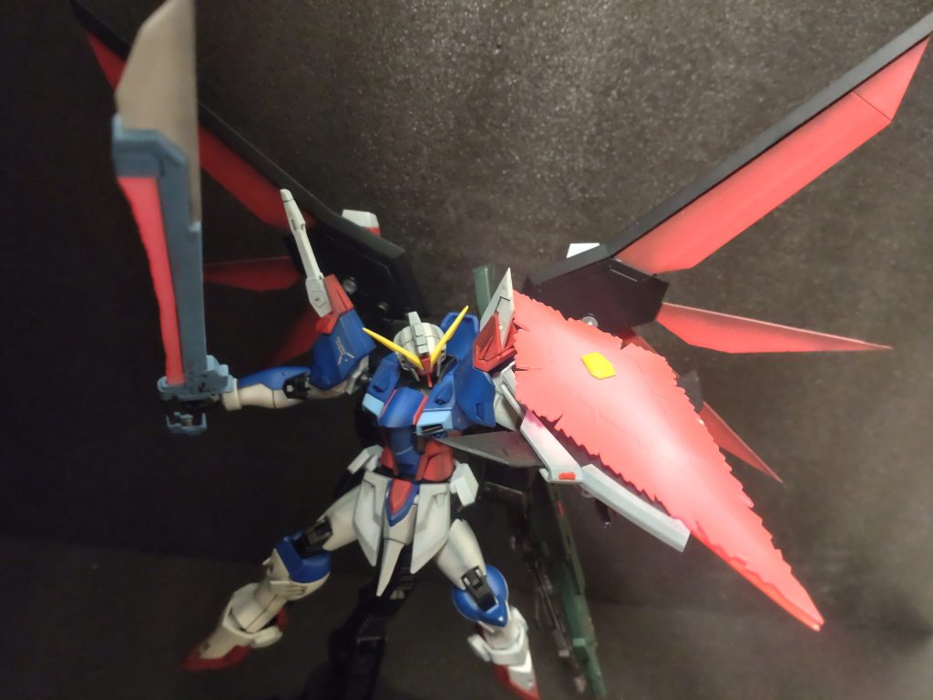 デスティニーを象徴するパルマフィオキーナは腕も改修せなあかんやろってことで、今回は不採用。変わりにシールドブーメランを改造し、ビームシールドを刃に変えて威力を増した「フラッシュエッジ4改 シールドフィオキーナ」にしました。こいつは形状もカラーリングも一番のお気に入りです(^^)