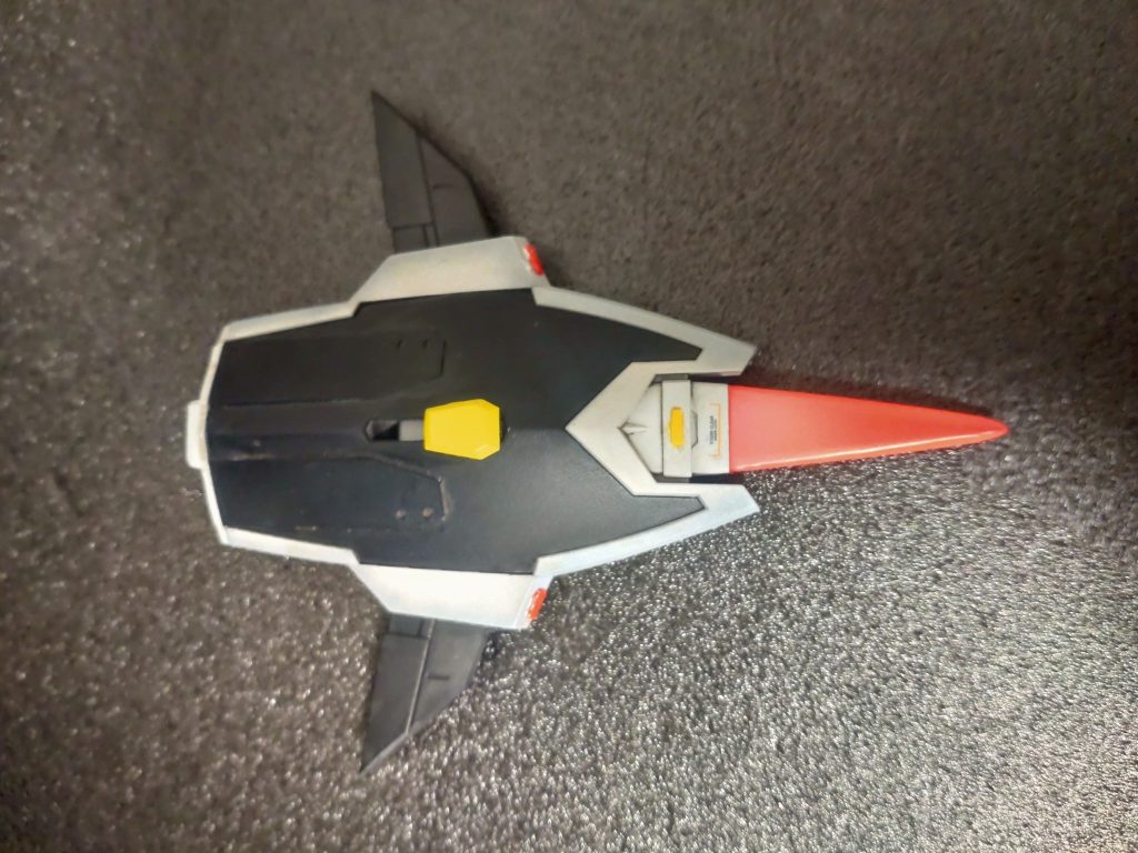 フィオキーナのポージングをさせるため兼デスティニーのシールドに近づけるためにシールドを短くしました。ウイングもオプションパーツのものを切り取り、穴の位置を変更して使用。ちなみにデスティニーから使ったパーツはこのシールドの黄色いパーツとビームシールドのみ。使用パーツのデスティニー率1%で、ここまで近付けられて満足!