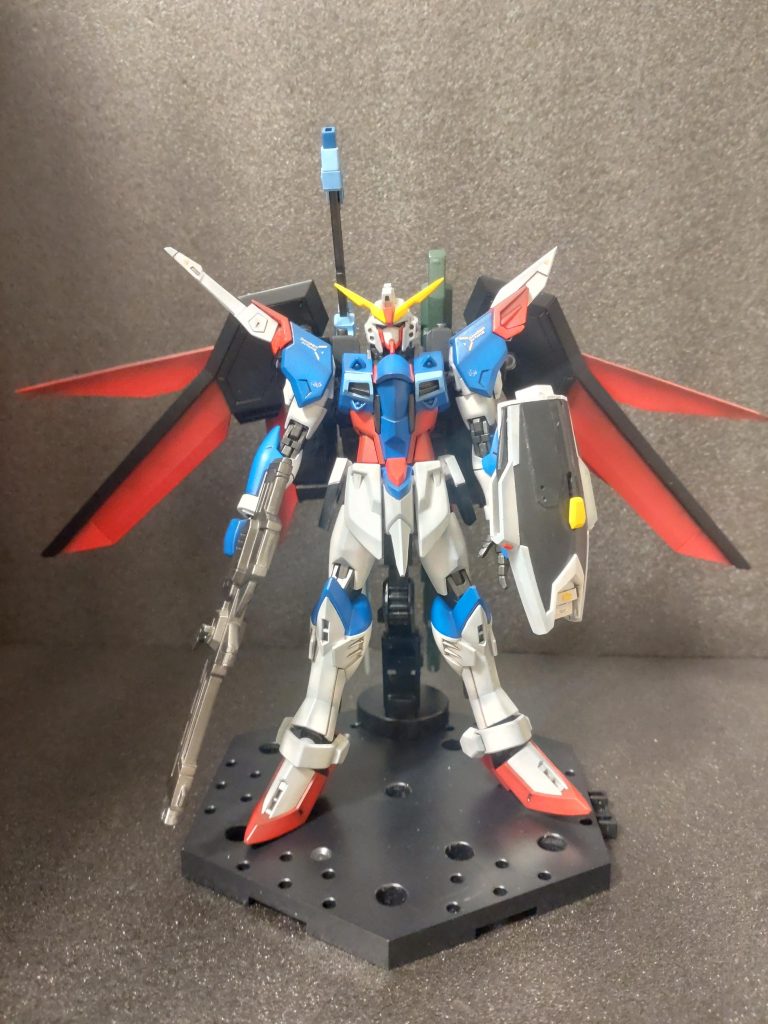 本機は小説版を読んで発想を得ました。「ジャスティスに搭乗していることにシンがもやもやしてると知ったヤマト准将が、オーブからの協力で過去の武装を提供してもらいアップデート。シンが心から扱いやすいチューンナップを施した。」という妄想をしています。要はデスティニー風なジャスティスなんですが、「 イモータルデスティニー」ではなく、あくまで「 イモータルジャスティスの改修機」というところにこだわりがあります。 ちなみに、たまたま今DVD特典のオーディオコメンタリー聴きながら書いてるんですが、保志「シンはジャスティスやだって気持ちはなかったの?」鈴村「いや、それちょっとあるんじゃないかと思って」って言ってました。さすがは鈴村さん、キャラの解像度バッチリですね!(笑)