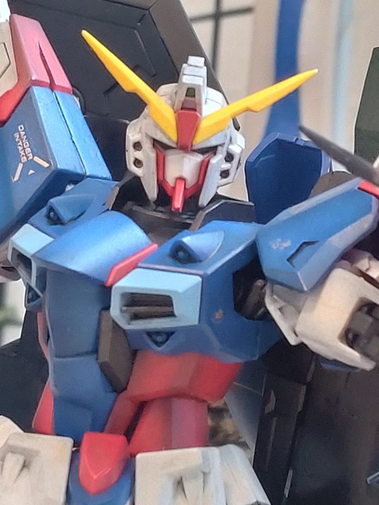 デスティニー顔にするために、頬のグレーのパーツを赤く塗装しました。「白いガンダム顔に赤い2本の縦ライン入れるとデスティニーに見える作戦」大成功です。こう見ると、胴体の形状はインパルスに似てますよね。