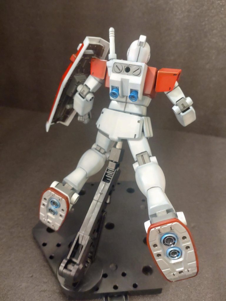 背面。バーニア焼けを表現しようとしたけど、筆塗りの技量が無くて真っ青に（汗）　さらにランドセルも白とグレーで塗り分けるの知らなくてグレー1色で塗ったら、思ったよりカッコ悪くて一度マジックリンで塗料落として塗り直しました…。足裏も基本色はシルバーじゃなくて赤にすればよかったと後悔orz