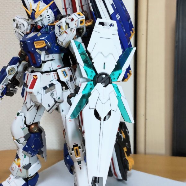 ユニコーンのシールドが手に入ったのでνガンダムに装備させてみようかと思います。展開すると大きさは同じぐらいです😄。νガンダムのシールドの特徴のマイクロミサイルとビーム砲を移設。ここまでは良かった。そして後で気付く失敗😱。写真3枚目、ミサイル飛び出るやん🤣。思い付きでやっちゃうのでこういう失敗は良くあります😅。シールド展開状態なら問題ないので良しとします😁。（1枚目）