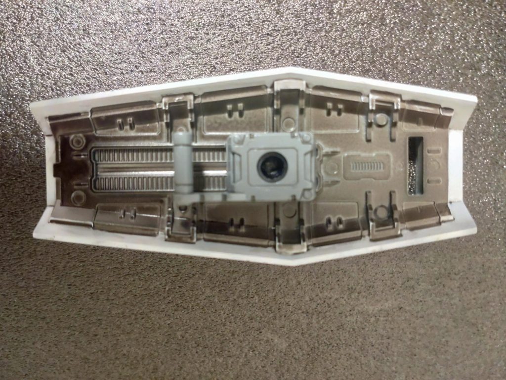 今回、シールド裏は黒のエナメルを使って塗り分けしました。これまでなぜか水性ホビーカラーにエナメル塗料は重ね塗りができない（ 推奨されていない？）と思っていましたが、ちゃんと水性塗料の上に塗れていれば割れてこないし、エナメル溶剤で水性塗料は色落ちしないから大分楽に作業ができますね！