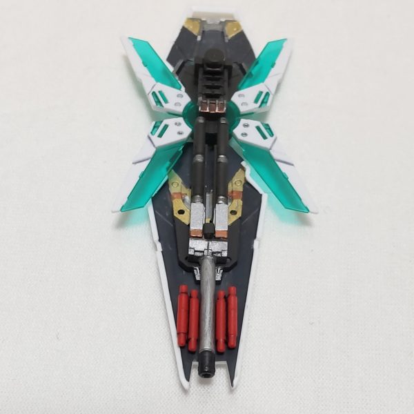 ユニコーンのシールドが手に入ったのでνガンダムに装備させてみようかと思います。展開すると大きさは同じぐらいです😄。νガンダムのシールドの特徴のマイクロミサイルとビーム砲を移設。ここまでは良かった。そして後で気付く失敗😱。写真3枚目、ミサイル飛び出るやん🤣。思い付きでやっちゃうのでこういう失敗は良くあります😅。シールド展開状態なら問題ないので良しとします😁。（2枚目）