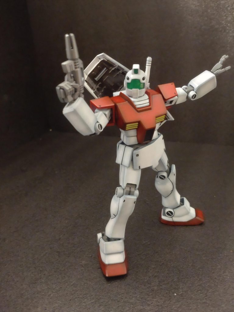 ジムってThe量産機ですよね。このシンプルすぎる見た目がイイ！ポージングは僚機に指示を出してるイメージ。このシールド背負う姿も気に入ってます。