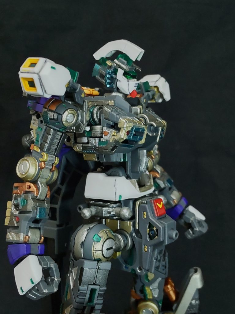 今回の可動部は、チタンゴールドとクロームシルバー😄。