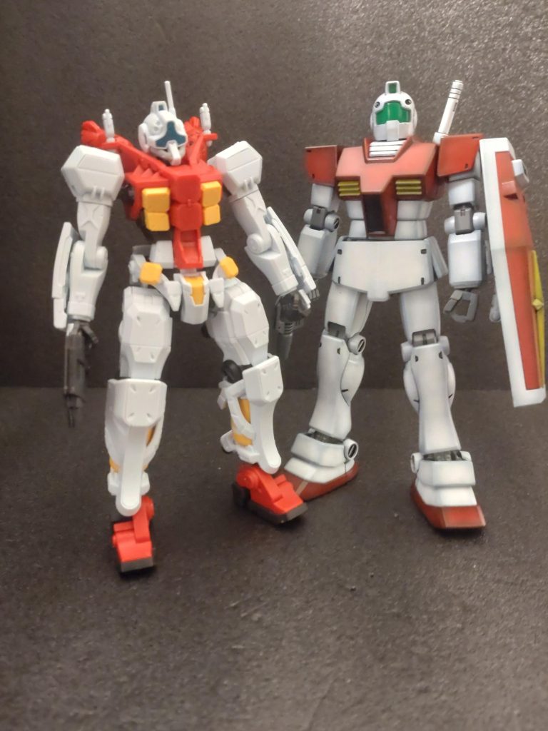 昭和のジムと、素組みした令和の最新ジムとの1枚。え？これはジムじゃない!?そ、そんなバカなっ…！（笑）GQゲルググは、肩が白いし肩の白い棒はビームサーベルじゃないし、組んでみると元祖？との違いがわかりますね。Theモナカな初代ジムと作り方の緻密なGQゲルググの違いはエグかった（笑）