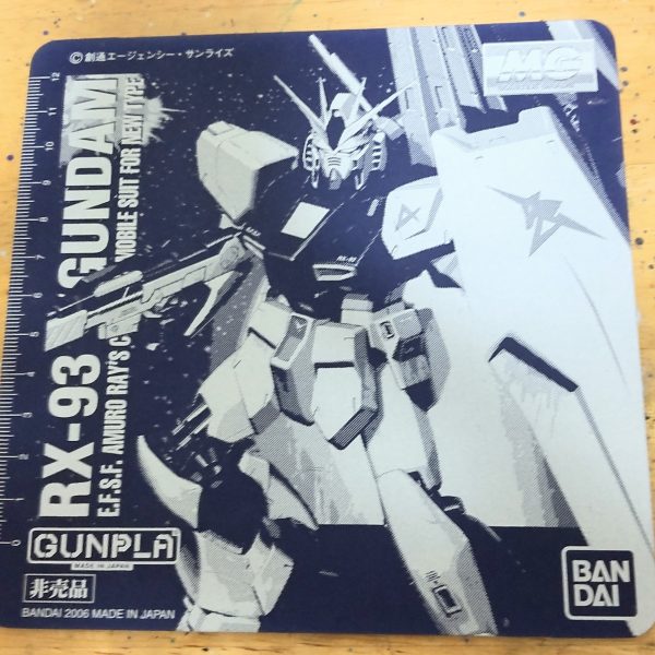 ファンネルの塗装が終わってませんが、家で出来るデカール貼りを少ししました。このデカール、モノが新しいからか？適度な固さがあって貼りやすいです😄。νガンダムのデカールをνガンダムのマットで切り出す😄、何か運命を感じます😆。このマット、昔ガンプラを買った時の配布品で非売品なんですよね😁。私、基本は塗装しないので塗装用の持ち手をあまり持ってないんです😓。ファンネル、パーツ数が多く持ち手が足らず1度に塗装が出来ません、場所も移動しないといけないので無駄に時間がかかってます😓。（2枚目）
