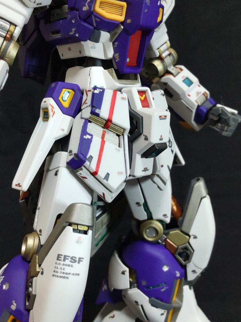 特徴的なフロントアーマーの模様は塗装で再現、当たり前ですがデカールは青なので合わないです。