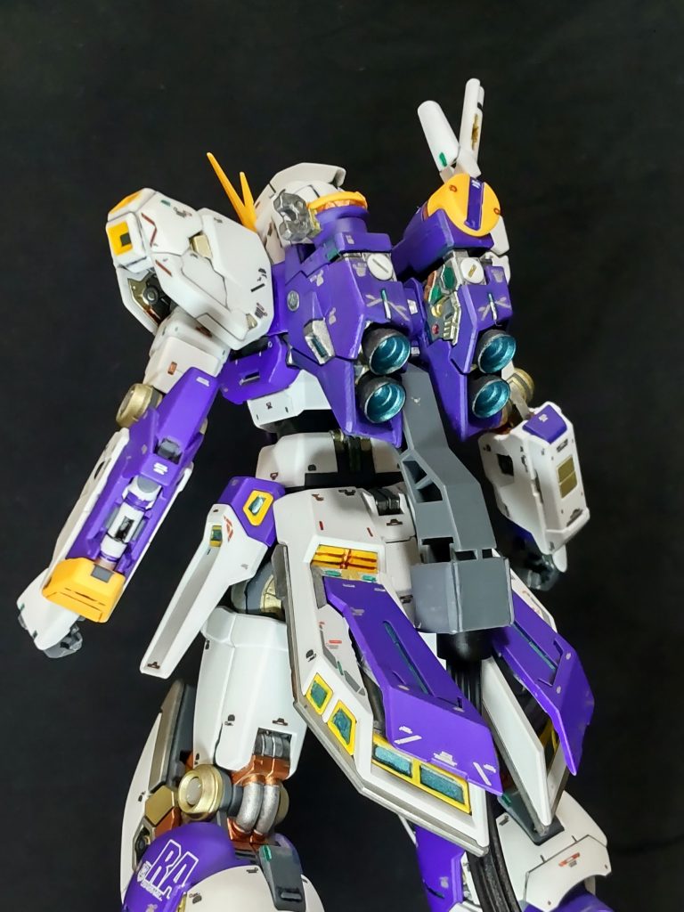 リアアーマーに展開ギミック。スラスターのイエローと青竹色の塗り分けがムズイ😰。